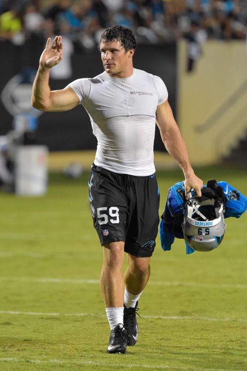 Luke lleva una camisa blanco.Esta camisa cuesta cuarenta dolares.Tambien  lleva pantalones c… | Luke kuechly shirtless, Carolina panthers football,  Panthers football