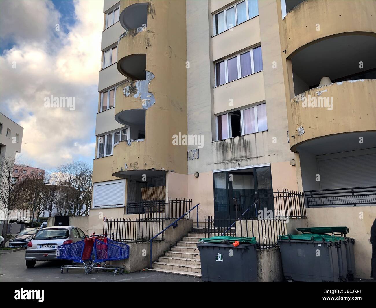 sevran-france-paris-suburbs-estate-apartment-building-public-social-housing-projects-hlm-2BC3KPT.jpg