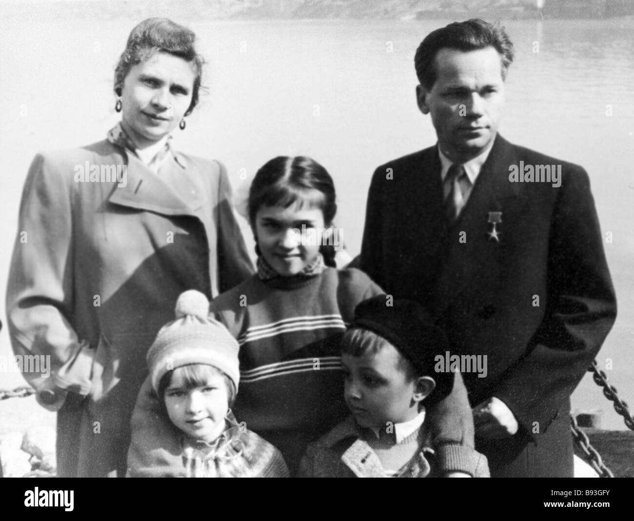 soviet-arms-designer-mikhail-kalashnikov-right-with-his-wife-and-children-B93GFY.jpg