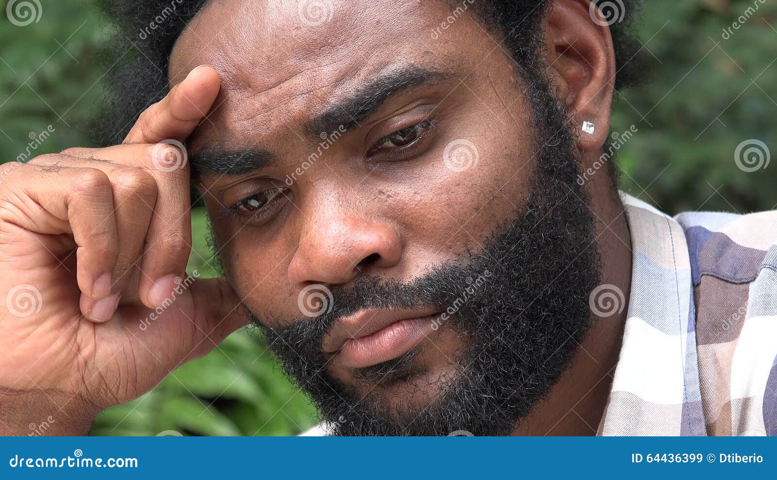 homme-africain-triste-avec-la-barbe-64436399.jpg