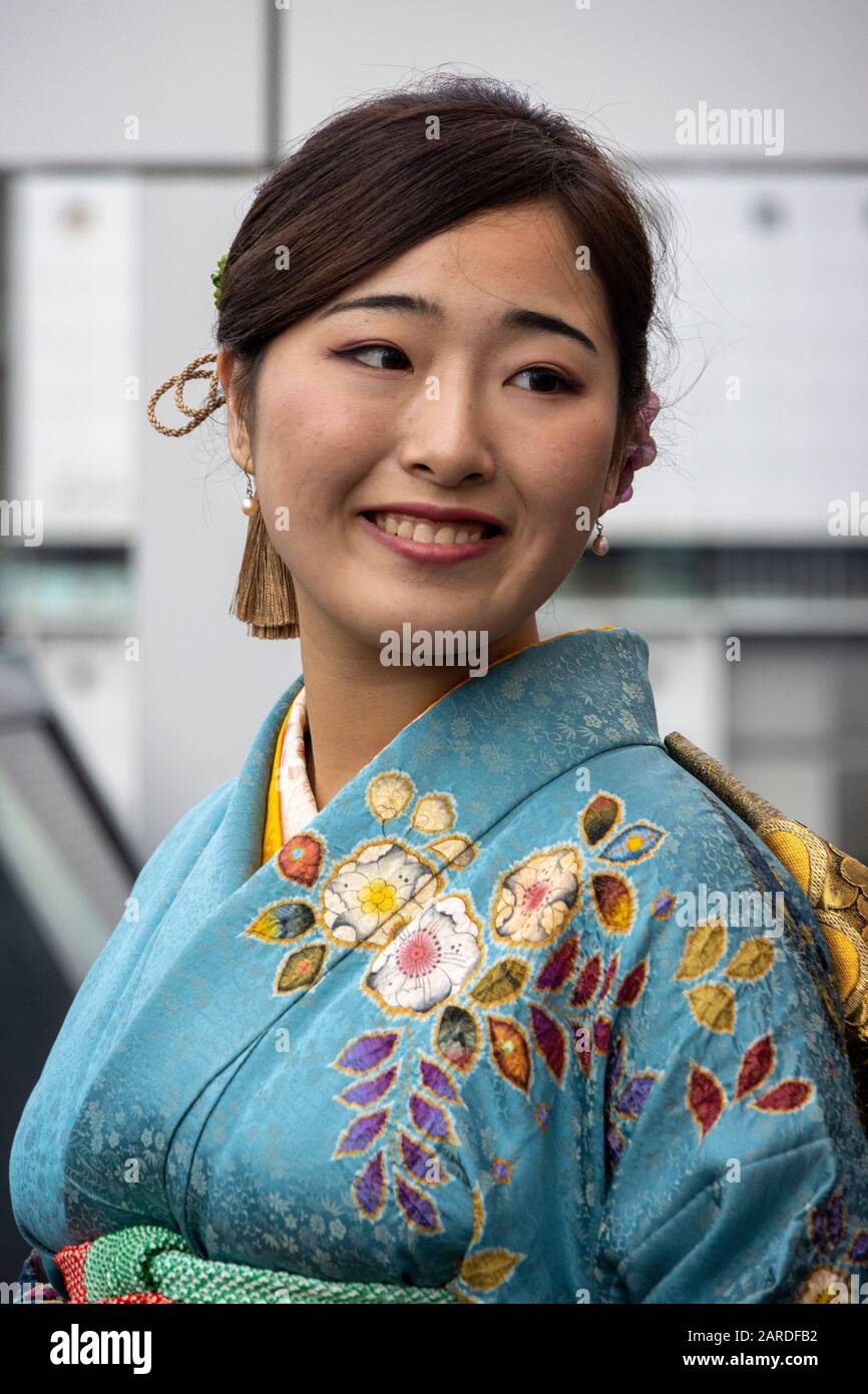 beautiful-japanese-woman-in-kimono-kyoto-japan-2ARDFB2.jpg