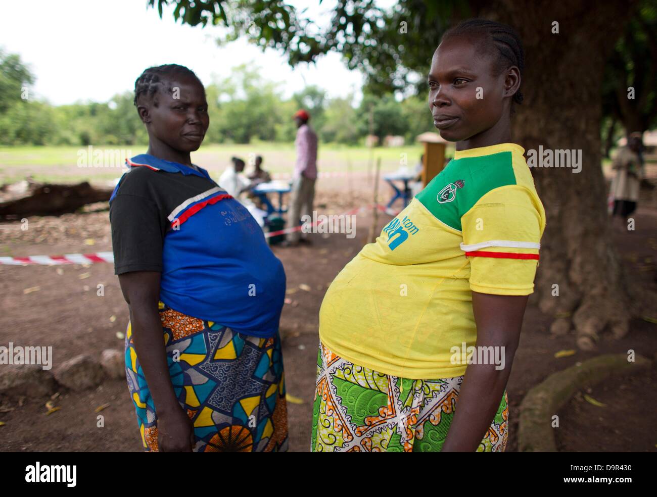 pregnant-women-at-msf-mobile-clinic-in-car-D9R430.jpg