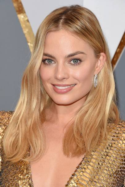 margot-robbie-glamour-29sep16-getty-b.jpg