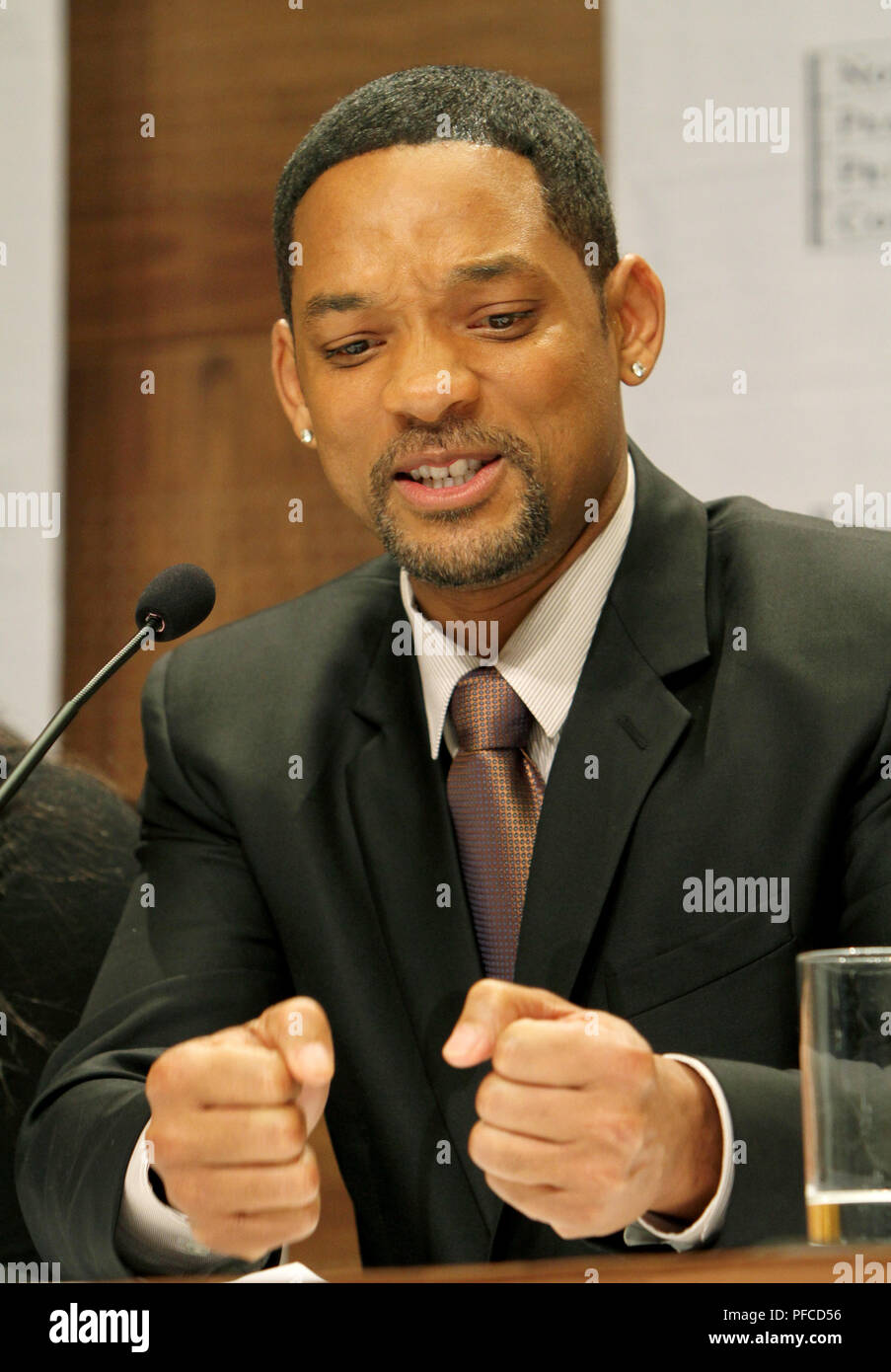 oslo-norway-11th-dec-2009-us-actor-will-smith-gestures-during-a-press-conference-prior-the-nobel-peace-prize-concert-in-oslo-norway-11-december-2009-smith-will-host-the-concert-in-honour-of-nobel-peace-prize-2009-laureate-us-president-obama-credit-patrick-van-katwijk-dpaalamy-live-news-PFCD56.jpg