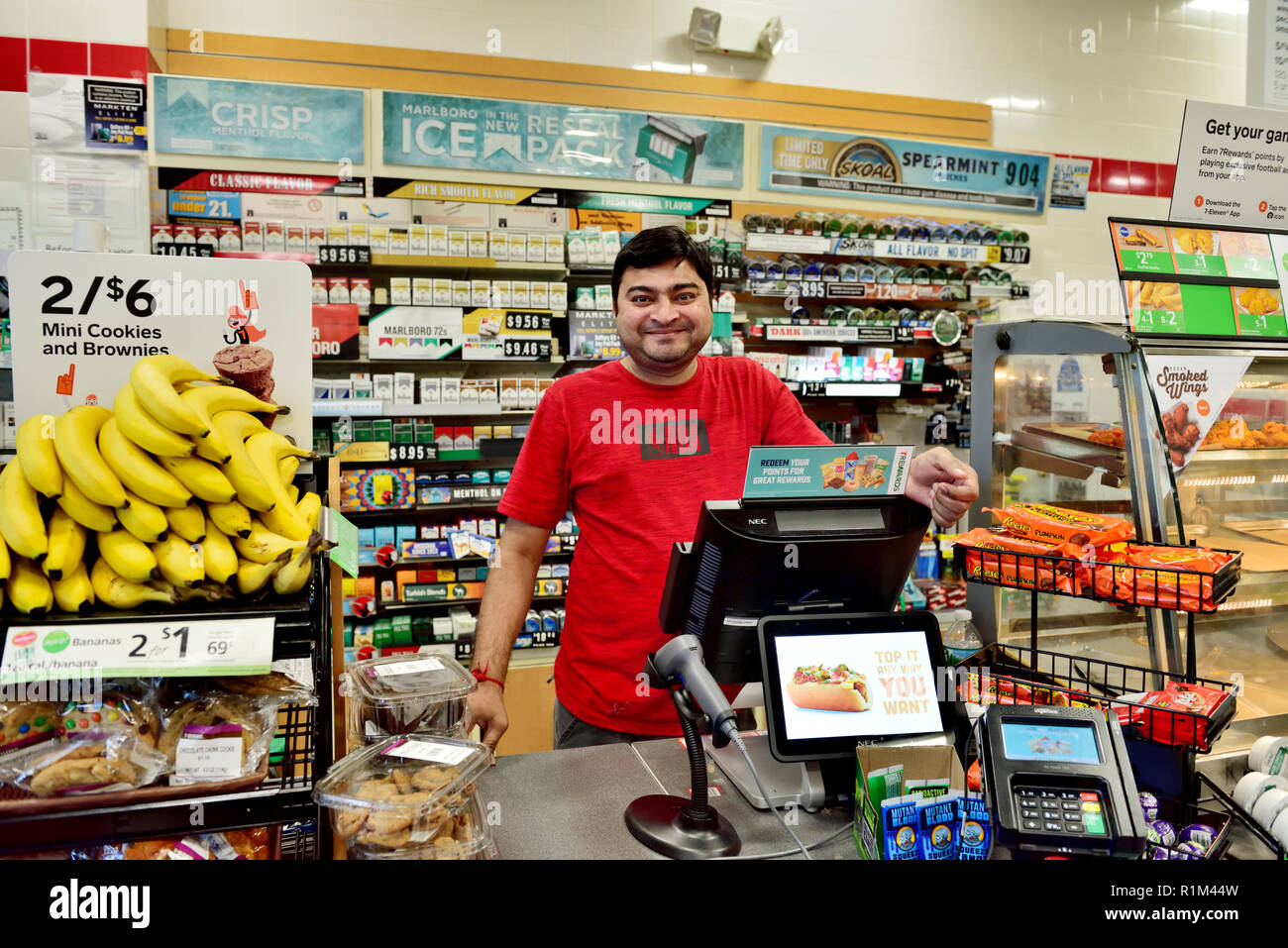 checkout-and-cashier-at-counter-in-7-eleven-convenience-store-usa-R1M44W.jpg