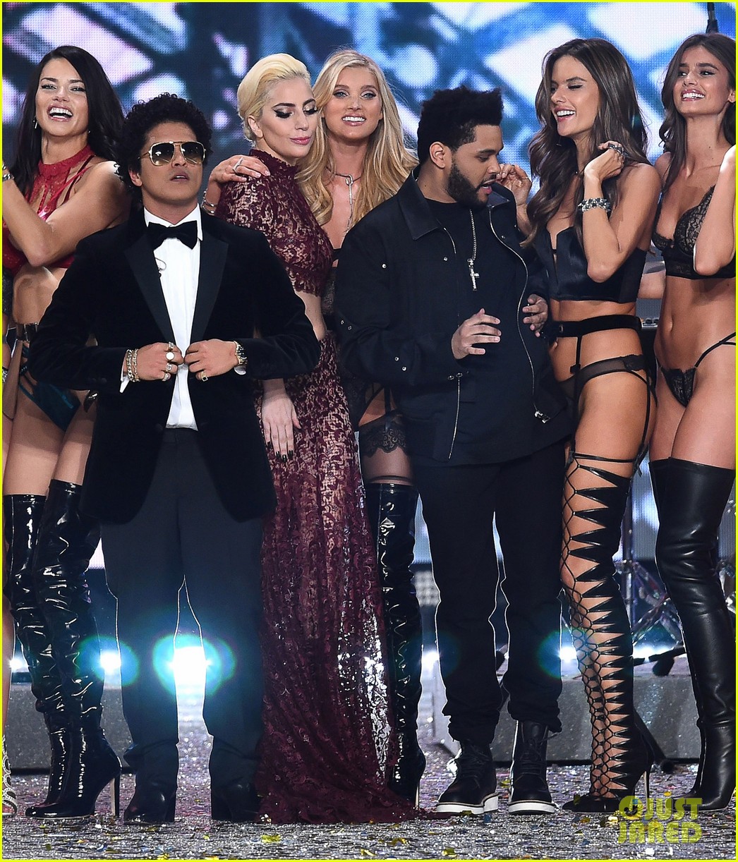 bruno-mars-performs-2016-victorias-secret-fashion-show-10.jpg