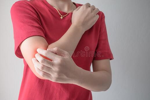woman-scratching-her-elbow-hand-white-wall-background-104808221 woman-scratching-her-elbow-hand-white-wall-background-104808221