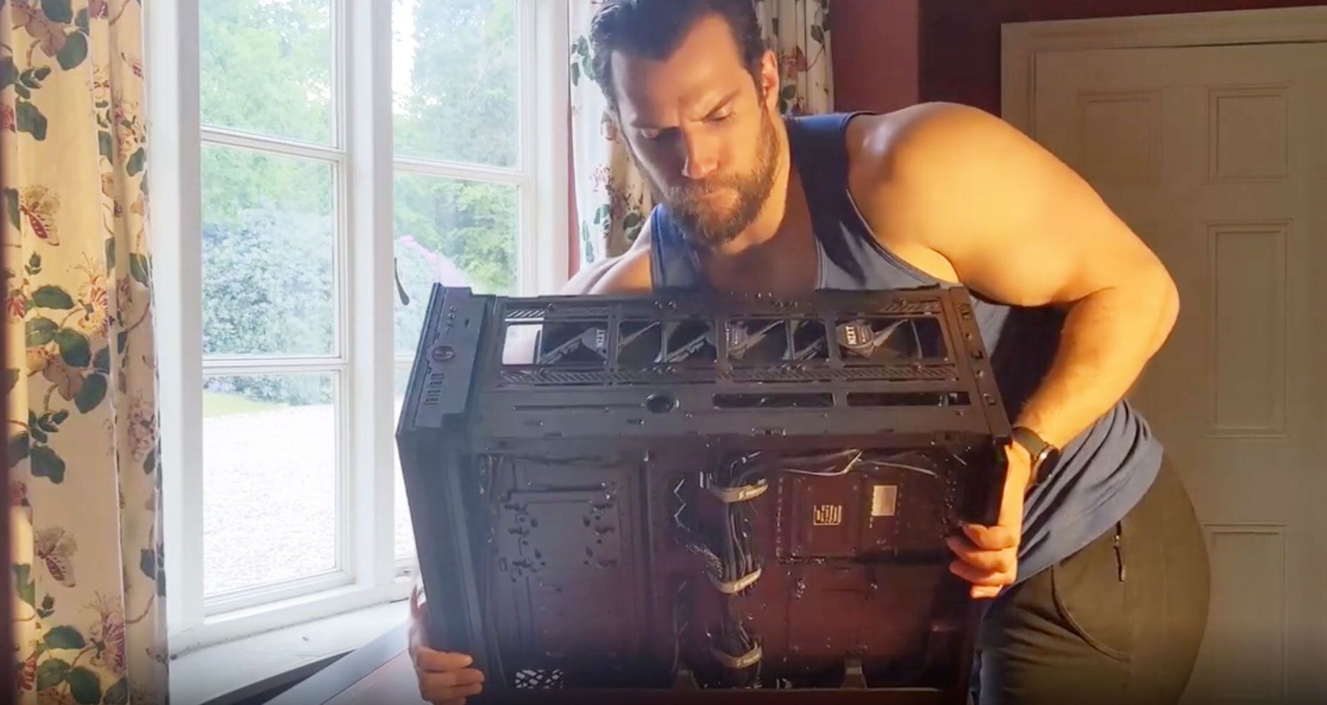 Henry Cavill Builds Gaming PC With His Big Arms - See Video Henry Cavill Builds Gaming PC With His Big Arms - See Video