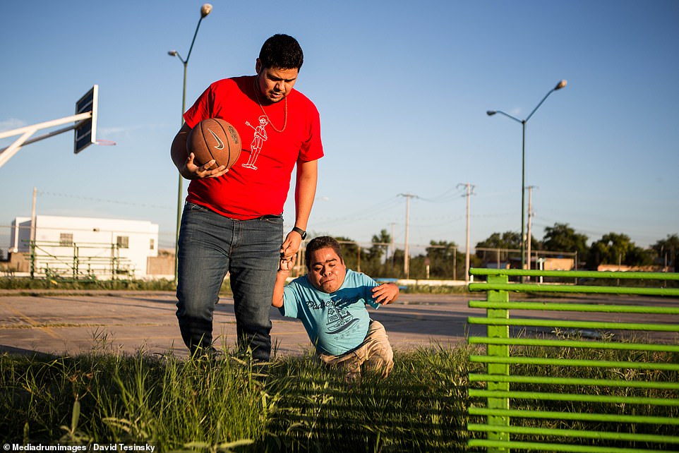 Czech photographer photographs shortest and tallest man in Nuevo Laredo in  Mexico | Daily Mail Online