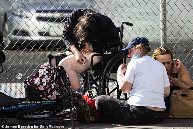 58936005-10925223-San_Francisco_has_become_a_drug_abusing_Wild_West_with_syringes_-a-28_1655423349189.jpg
