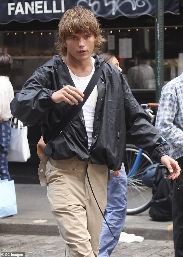 62616121-11230937-Jordan_Barrett_opted_for_a_casual_ensemble_as_he_was_spotted_wit-a-48_1663678426160.jpg
