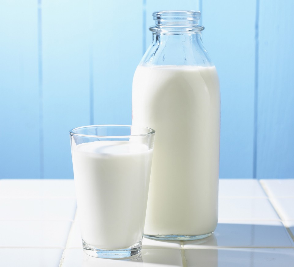 Glass-and-bottle-of-milk-fe0997a.jpg