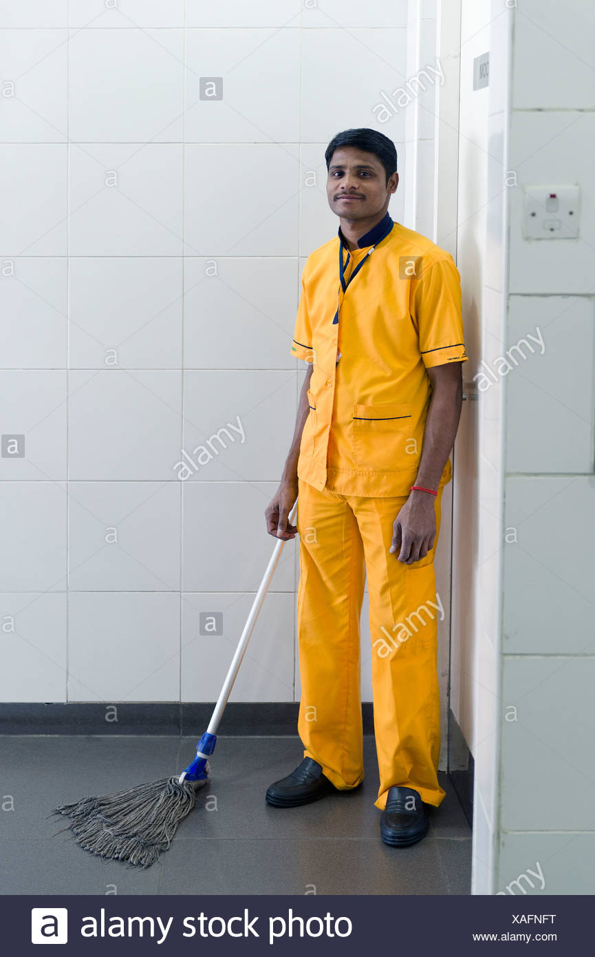 man-cleaning-a-toilet-hyderabad-airport-andhra-pradesh-southern-india-india-asia-XAFNFT.jpg