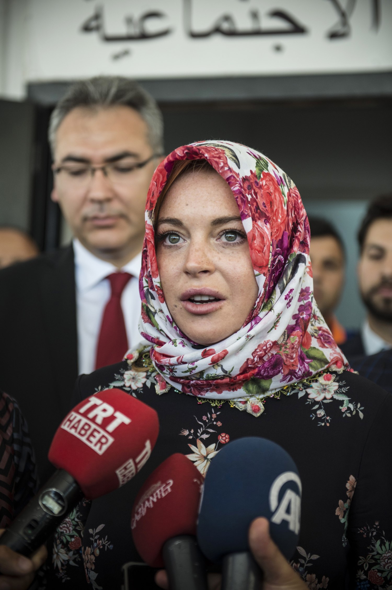 170221-lindsay-lohan-turkey-headscarf-754a.jpg