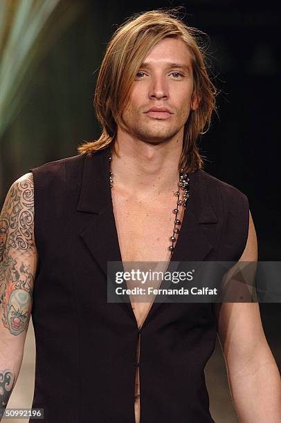 model-alvaro-jacomossi-walks-the-runway-at-the-eduardo-suppes-2005-spring-summer-collection.jpg
