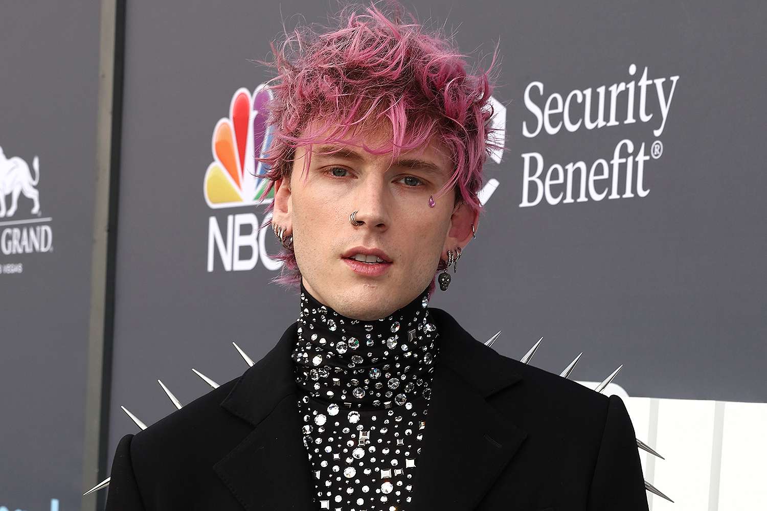 machine-gun-kelly-billboard-awards-110222-63fb01d9d66e48e89b3c877ba59b9cd8.jpg