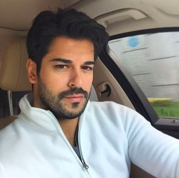 Njihuni me vajzën që i theu zemrën aktorit Burak Ozcivit – Revista Who Njihuni me vajzën që i theu zemrën aktorit Burak Ozcivit – Revista Who