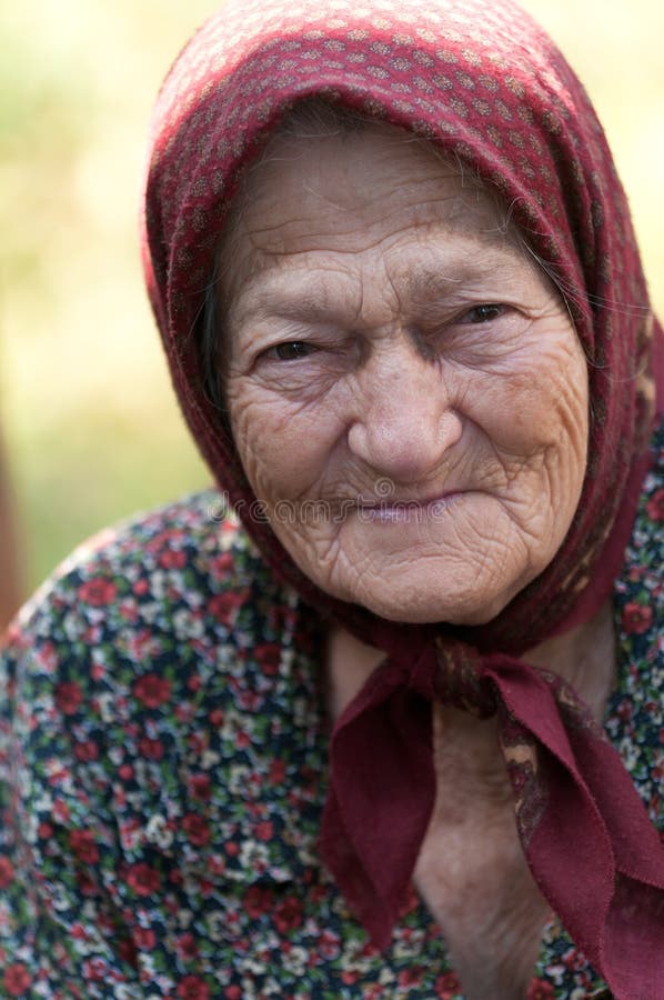 smiling-old-woman-19076140.jpg