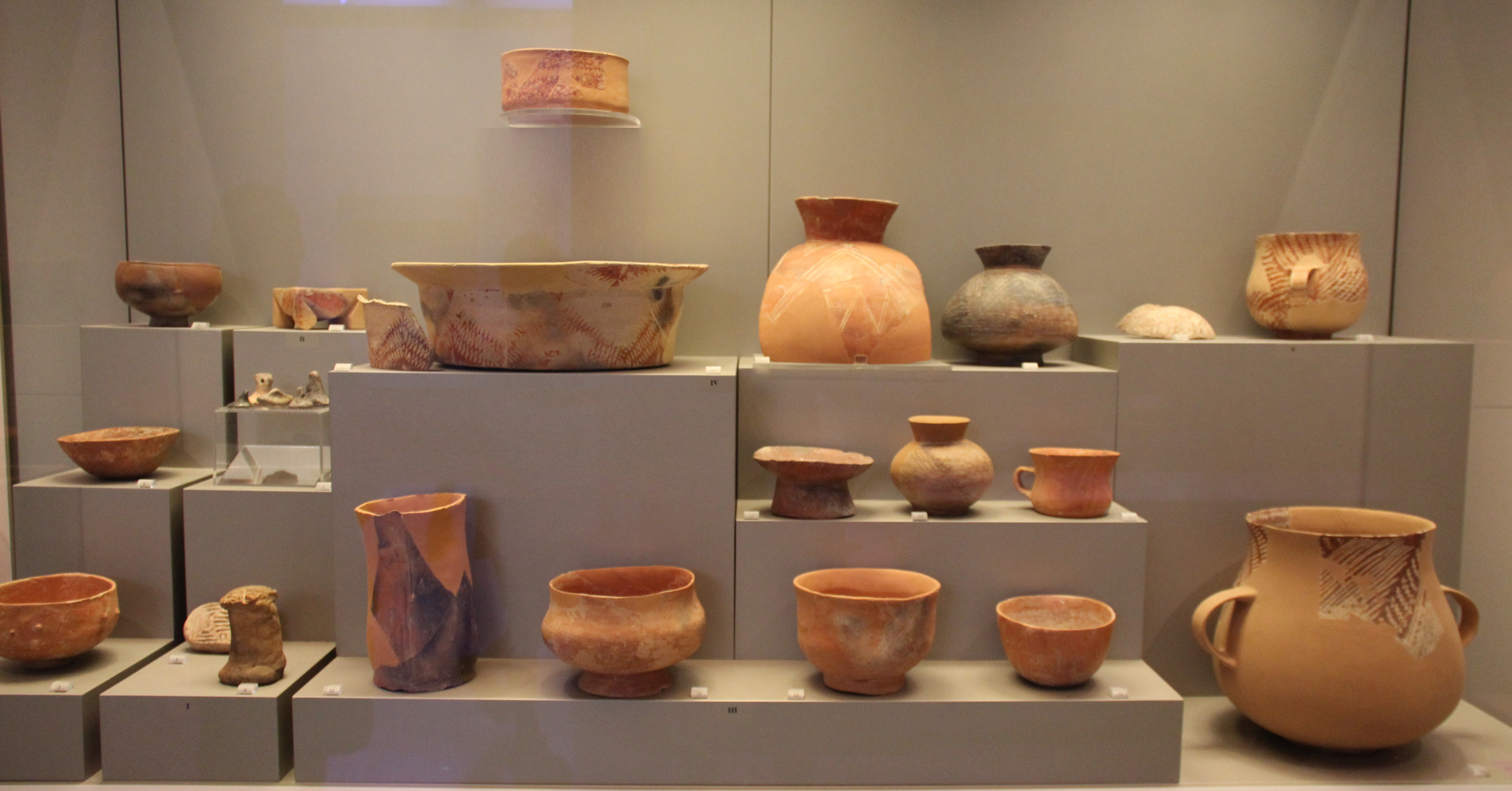 Ancient_Greece_Neolithic_Pottery_-_28421665976.jpg