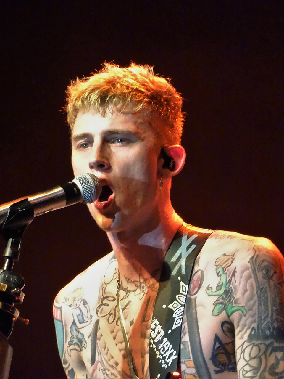 960px-Machine_Gun_Kelly_%28rapper%29_03.jpg